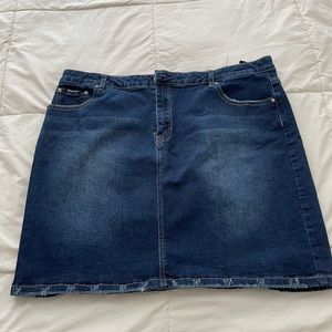 2x short denim skirt